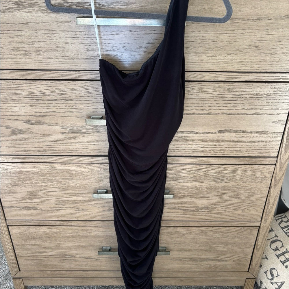 Lulus - Total Appeal Black Ruched One-Shoulder Bodycon Midi Dress